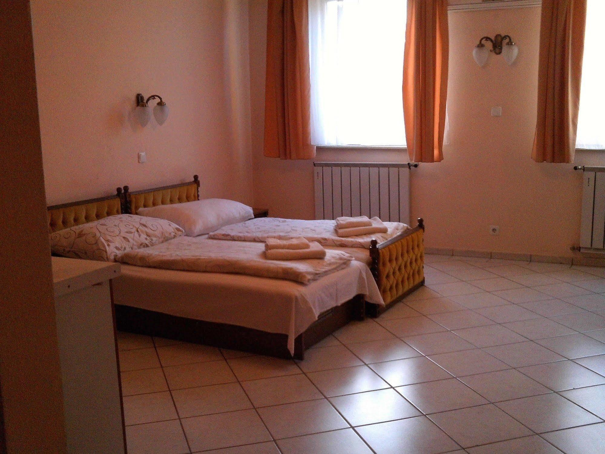 Hotel Happy Apartments บูดาเปสต์ ภายนอก รูปภาพ
